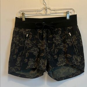 Athleta Trekkie North Olive Floral Athletic Shorts Women’s Size  6 SALE $10
